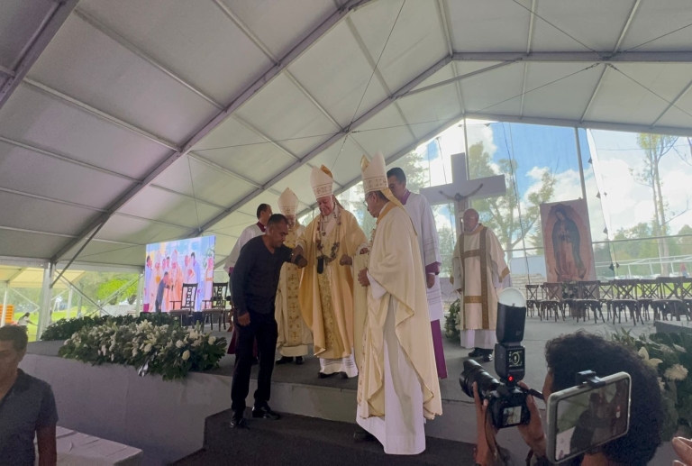 Reconoce el Vaticano labor pastoral de medio siglo de Víctor Sánchez