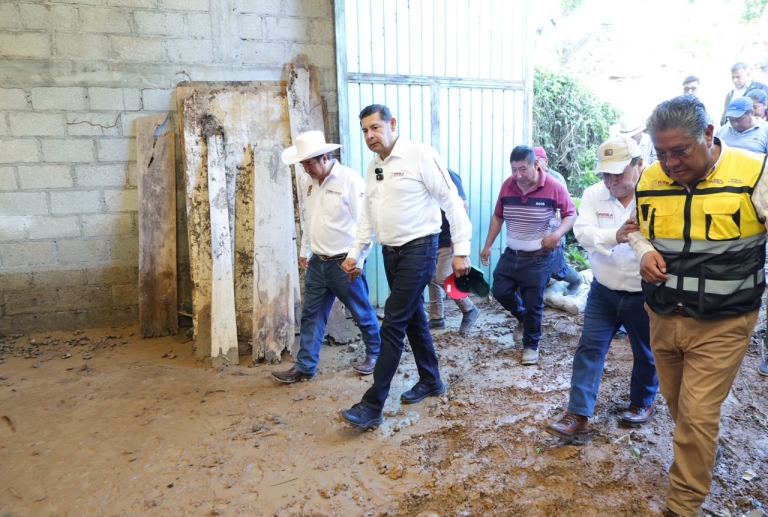 Gobierno estatal despliega maquinaria y apoyos sociales para atender emergencia en la Sierra Negra