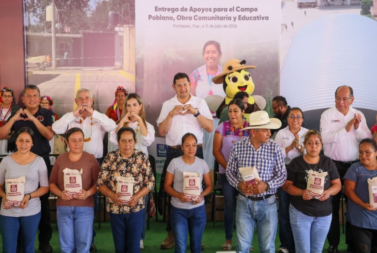 Gobierno federal y estatal cumplen compromisos con familias de Pantepec