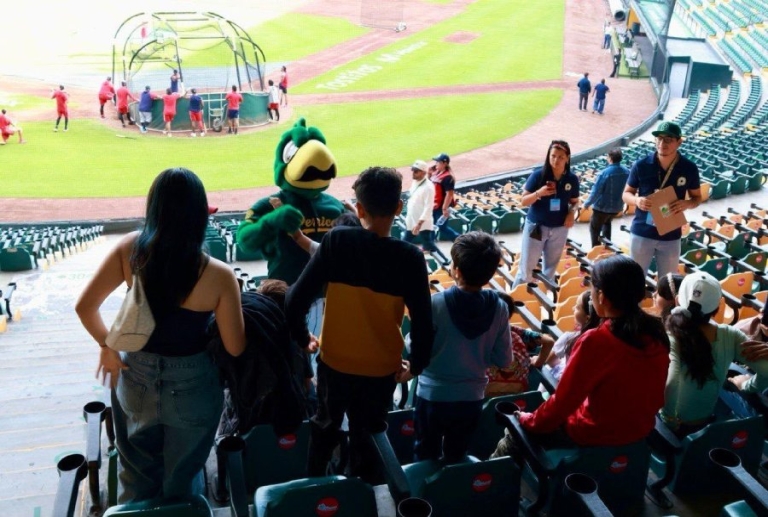 Gobierno de Pepe Chedraui realiza clínica deportiva con Pericos de Puebla