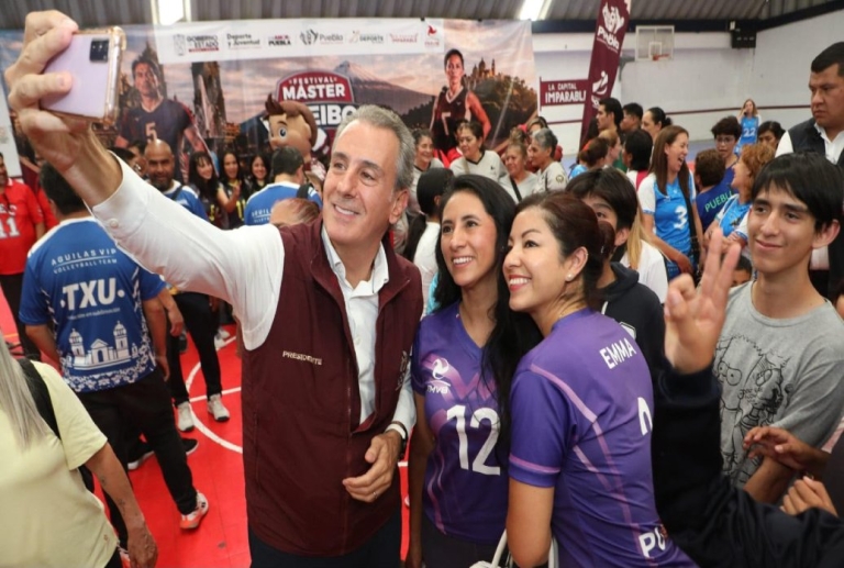 Pepe Chedraui sostiene encuentro con equipos poblanos rumbo al Festival Máster de Voleibol
