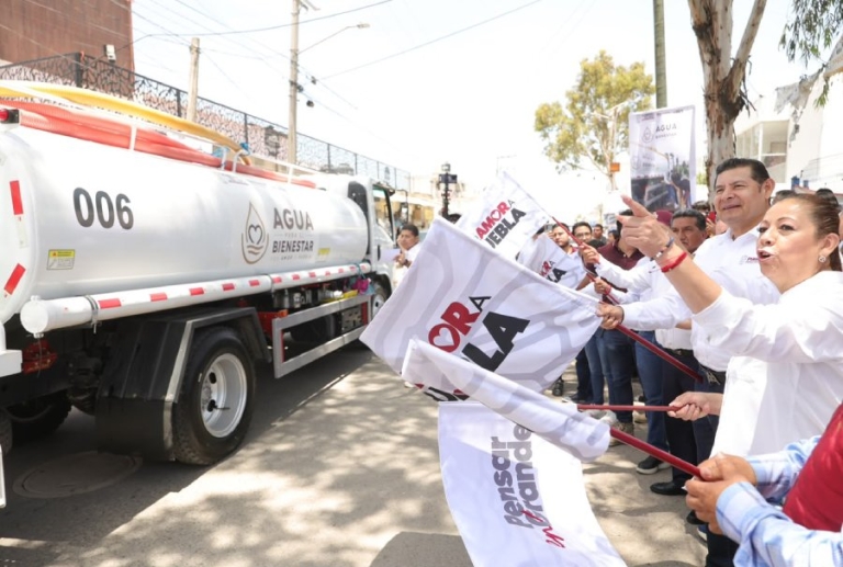 Con pipas del Bienestar, gobierno de Puebla garantiza derecho al agua en colonias