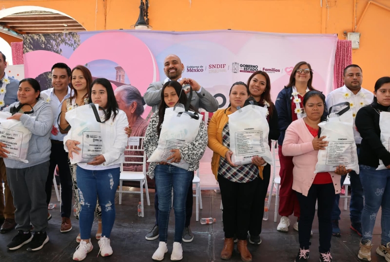 SEDIF acerca apoyos y servicios a las familias de Tlatlauquitepec