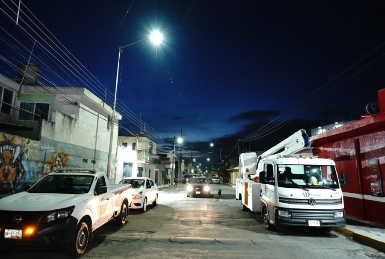 Gobierno de Pepe Chedraui entrega 77 luminarias con LED en 20 de Noviembre y La Loma