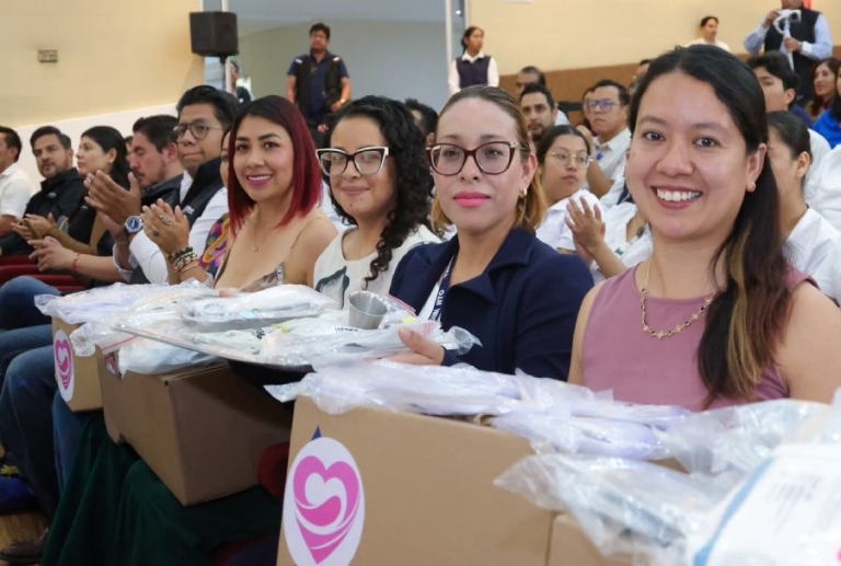 Ceci Arellano entrega equipo médico a cinco hospitales mediante obra comunitaria