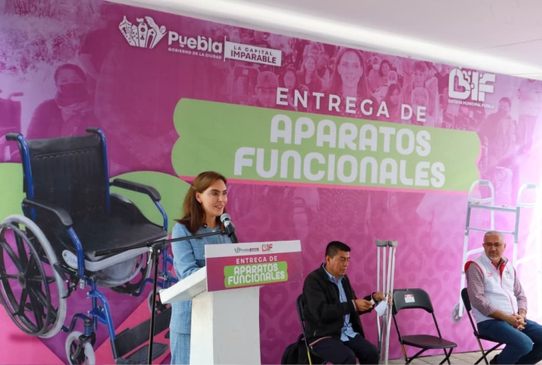 Entrega MariElise Budib 60 aparatos funcionales a personas con discapacidad en Puebla Capital