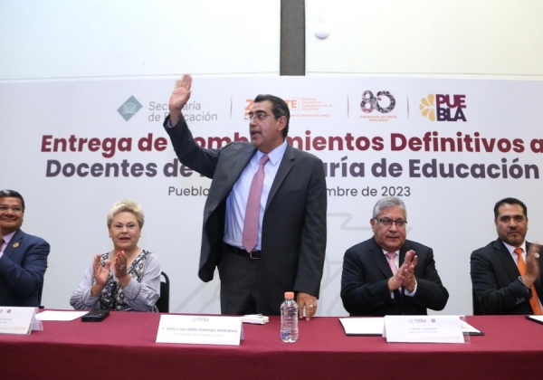 Con entrega de nombramientos, gobierno estatal reconoce a docentes y brinda certeza laboral