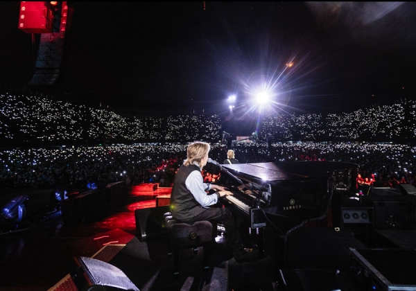 Paul McCartney encanta a 60 mil fans en su regreso triunfal a México con el Got Back Tour