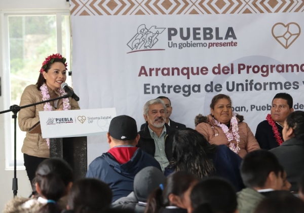 En Ajalpan, Gaby Bonilla inicia entrega de paquetes escolares a menores indígenas