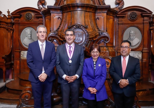 Por su respaldo a la educación, Sergio Salomón recibe medalla “Melchor Cobarrubias” por la BUAP