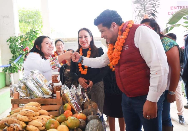 Entrega Secretaría del Trabajo becas de capacitación en la Sierra Norte