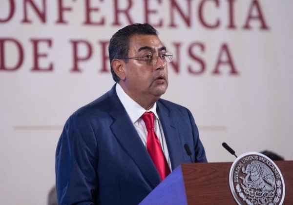 Asiste Sergio Salomón a “mañanera” de AMLO para balance de reconstrucción