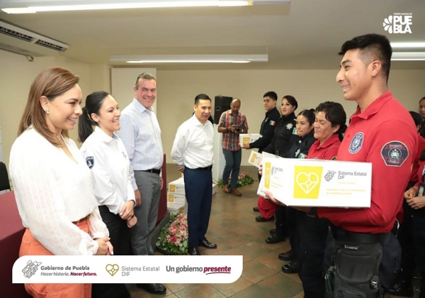 Entrega SEDIF paquetes alimentarios a policías, bomberos y brigadistas forestales