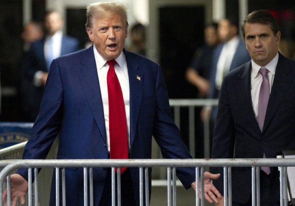 Imponen multa a Trump por violar orden mordaza en juicio en NY; le advierten sobre cárcel