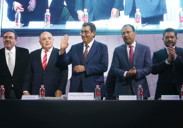 Acude Sergio Salomón a segundo informe de gobierno de José Luis Márquez Martínez, edil de Zacatlán