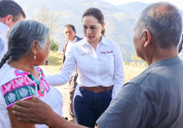 Contribuye SEDIF al bienestar de familias afectadas por incendio forestal en Zacatlán