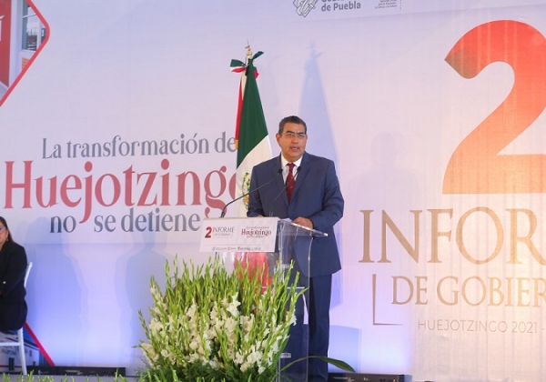 Acude Sergio Salomón al segundo informe de la alcaldesa de Huejotzingo