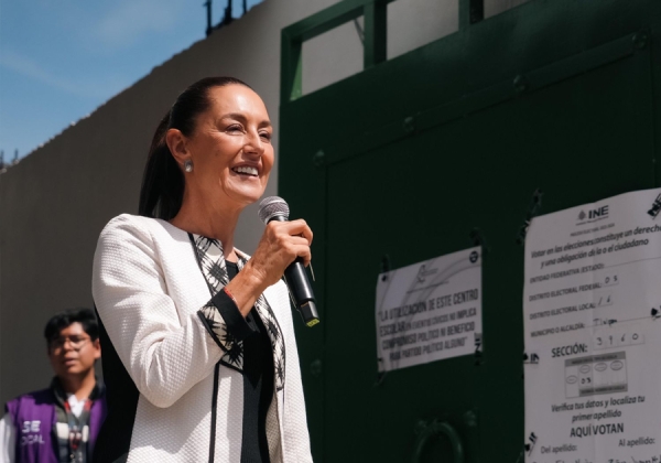 ‘Qué viva la democracia’, dice Claudia Sheinbaum al acudir a emitir su voto