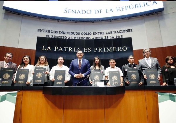 Entrega Armenta reconocimientos a artistas que participan en exposición &#039;Por amor a Puebla&#039;