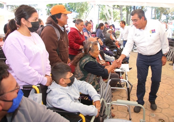 En “Jornada Ciudadana”, gobierno estatal favorece a habitantes de Chalchicomula de Sesma con aparatos ortopédicos