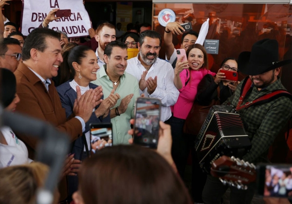 Gran recibimiento a Sheinbaum en Monterrey; &quot;¡te queremos Claudia!&quot;, le gritan a su llegada