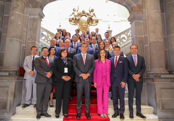 El mandatario Sergio Salomón Céspedes Peregrina asiste al segundo informe del alcalde Eduardo Rivera Pérez