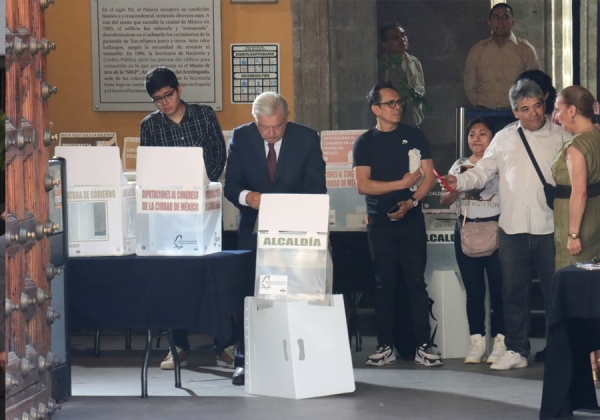 Vota AMLO en casilla contigua a Palacio Nacional