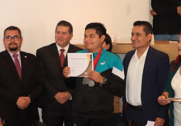 Congreso del Estado entrega reconocimientos a deportistas con discapacidad y sus entrenadores