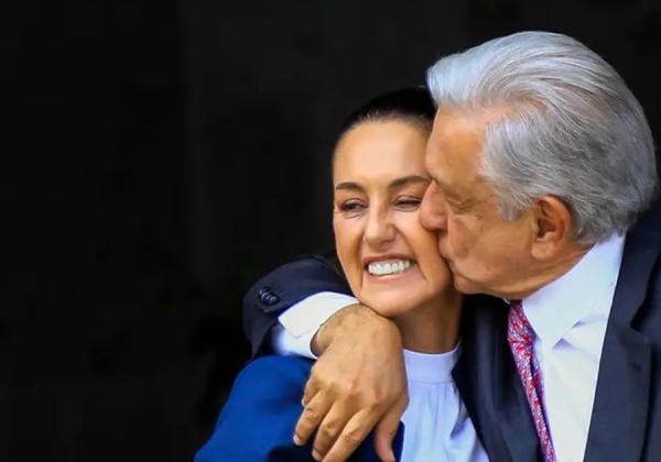 Recibe AMLO a Claudia Sheinbaum en la puerta de Palacio Nacional