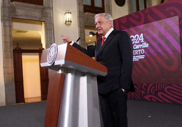 Pide AMLO al INE investigar campaña #NarcoPresidente