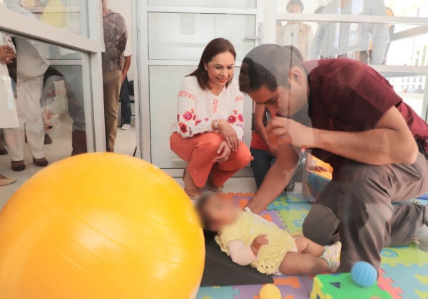 Entrega Gaby Bonilla equipamiento para Unidad Básica de Rehabilitación en Mixteca