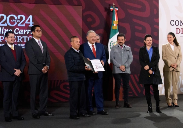 Entrega AMLO los primeros 280 complementos solidarios del Fondo de Pensiones para el Bienestar