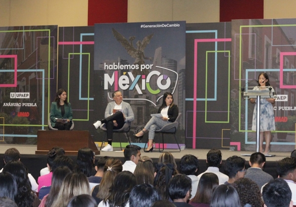 Fernando Morales conversa con estudiantes en UPAEP