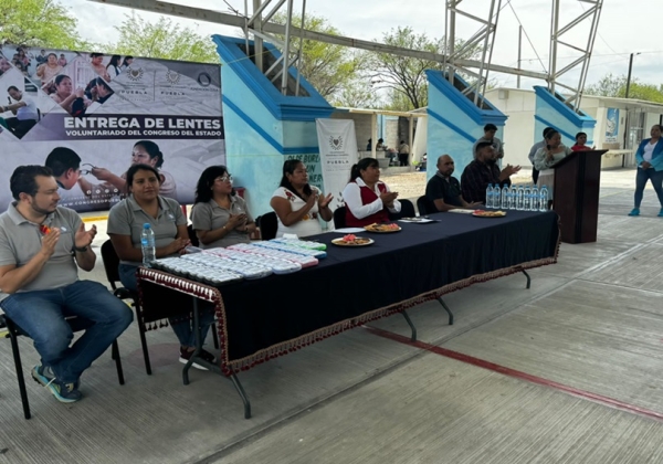 Entrega Voluntariado del Congreso lentes gratuitos a niñas y niños de San Gabriel Chilac