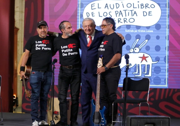 Festeja AMLO el Día de la Niña y el Niño con miniconcierto de Los Patita de Perro