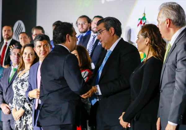 Integrar una cadena de compromiso, servicio y responsabilidad, pide Sergio Salomón al CCE