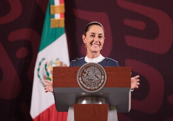 Recibe AMLO a Claudia Sheinbaum en la puerta de Palacio Nacional
