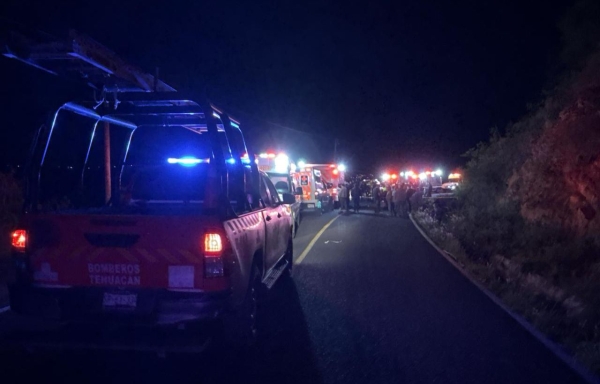 Cae a barranco camioneta en Coxcatlán; deja 2 muertos y 8 heridos