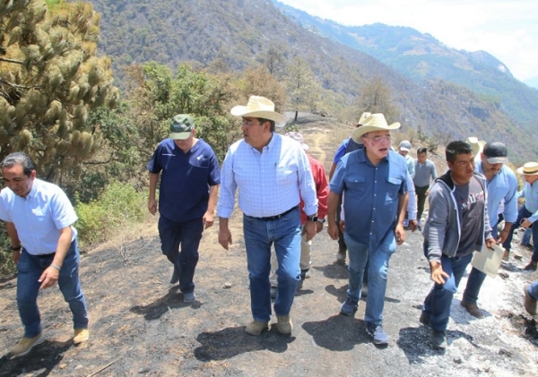 Continúa Sergio Salomón con supervisión del combate al incendio forestal en Zacatlán
