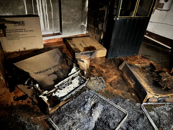 Atentado en IEE de Chignahuapan: queman papelería con bombas molotov