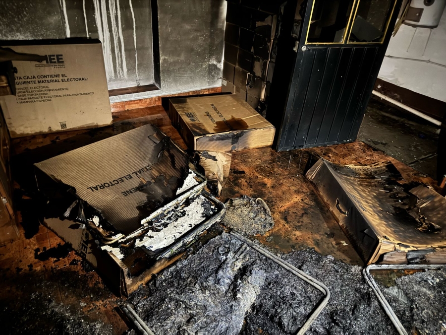 Atentado en IEE de Chignahuapan: queman papelería con bombas molotov
