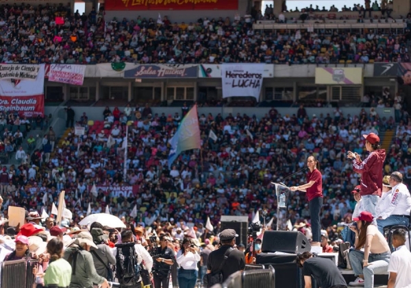 Sheinbaum apuesta al desarrollo de los jóvenes de México ante 40 mil personas en Morelia