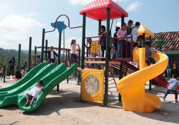 Con juegos y gimnasio, SEDIF promueve bienestar de habitantes en Jonotla