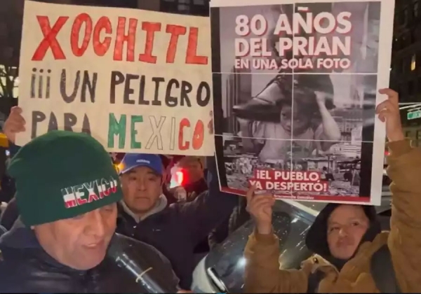 Protestan en Nueva York durante la gira de Xóchitl Gálvez