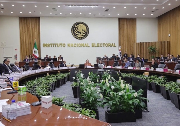 El INE aprueba paridad en gubernaturas; cinco candidatas deberán ser mujeres