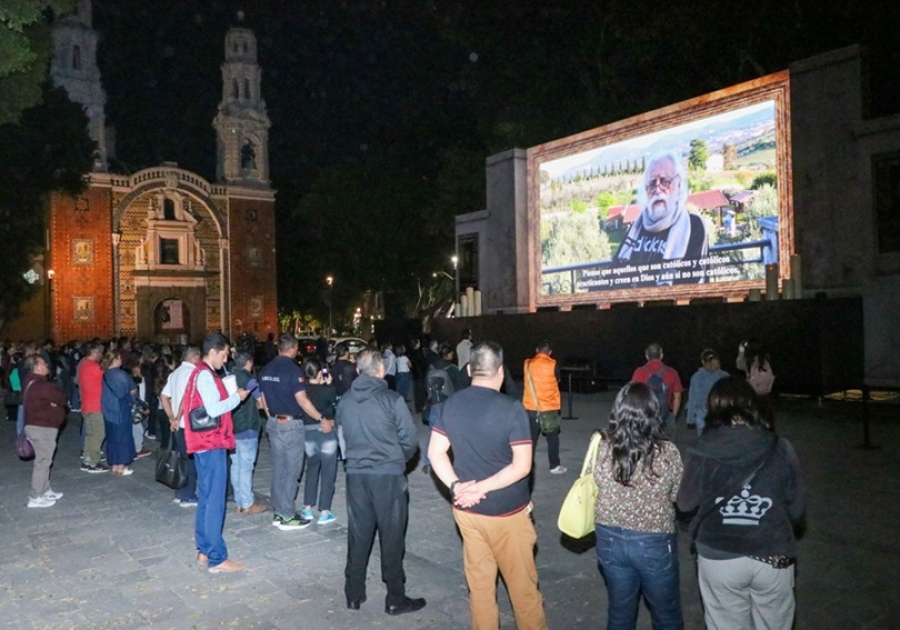 Poblanos y turistas disfrutan proyección “La Última Cena: El Cuadro Viviente”