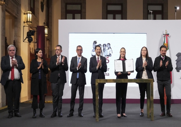 De las 400 mil personas beneficiadas, 240 mil son maestras y maestros que recibirán congelamientos